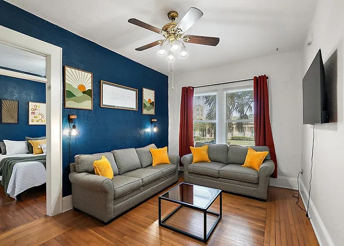 Downtown Den-King Bed~Heart Of Eustis~Queen Sleeper~Upstairs~Bright & Happy