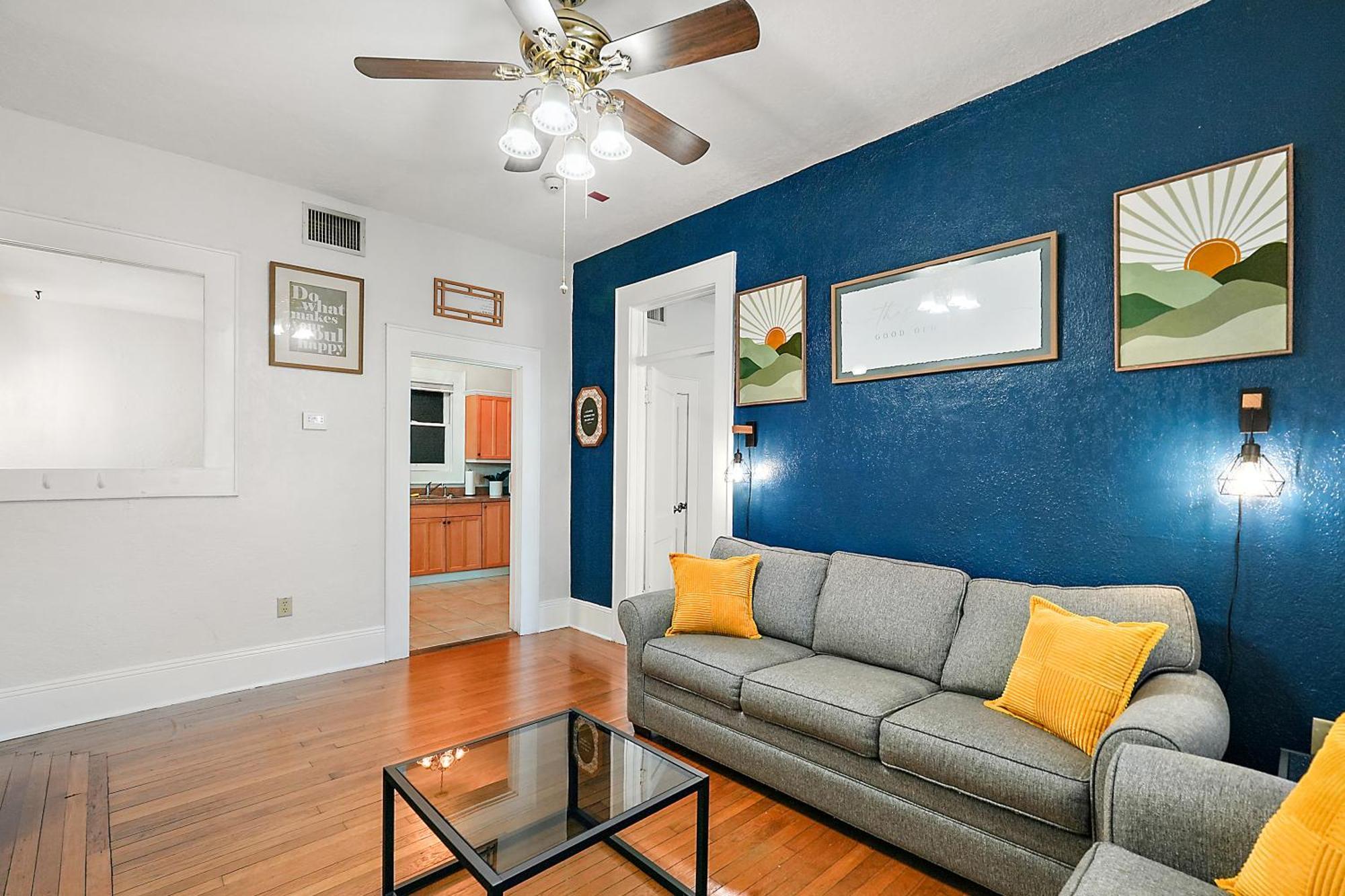 Downtown Den-king Bed~heart Of Eustis~queen Sleeper~upstairs~bright & Happy *
