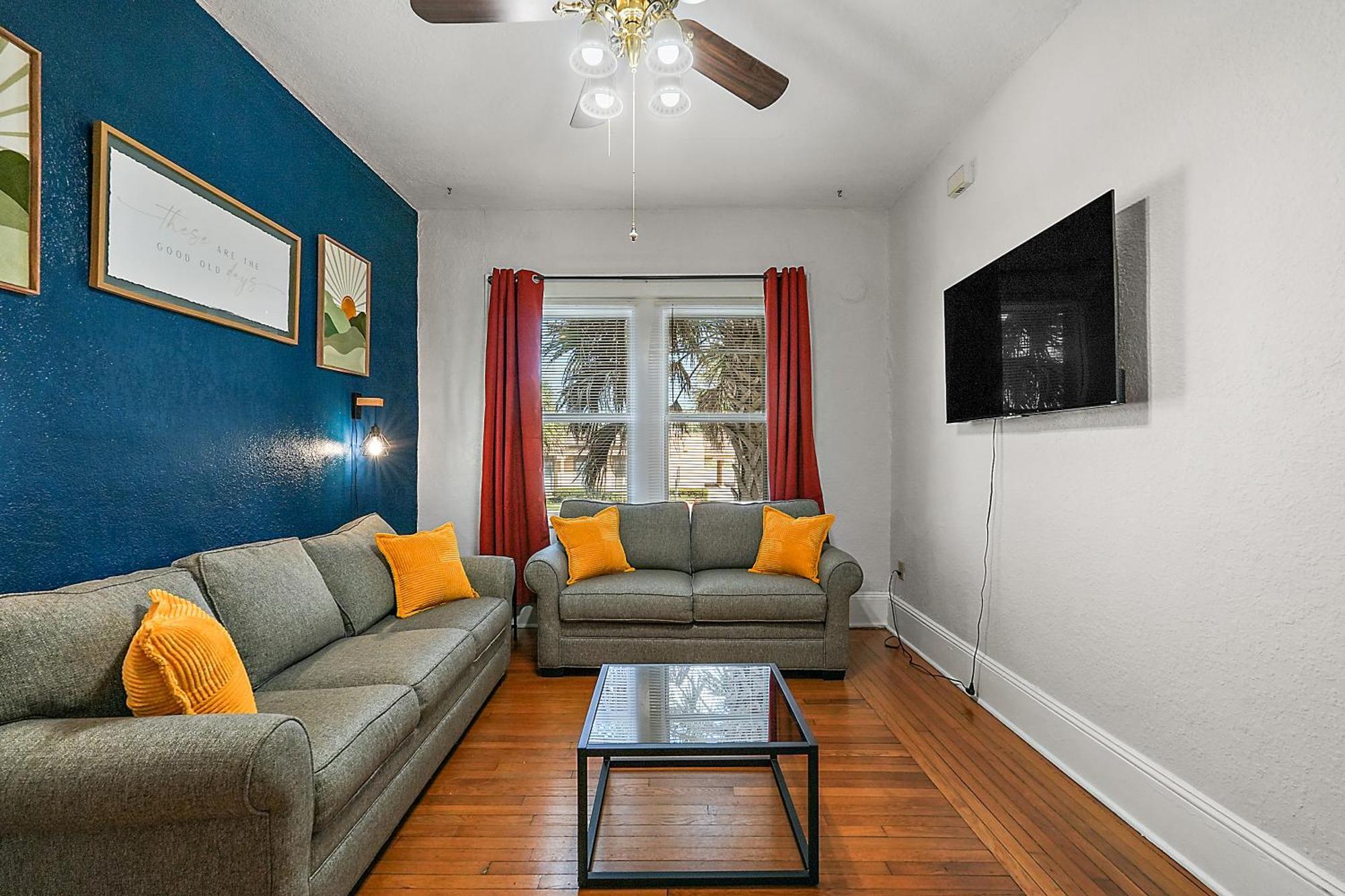 Downtown Den-king Bed~heart Of Eustis~queen Sleeper~upstairs~bright & Happy * Eustis
