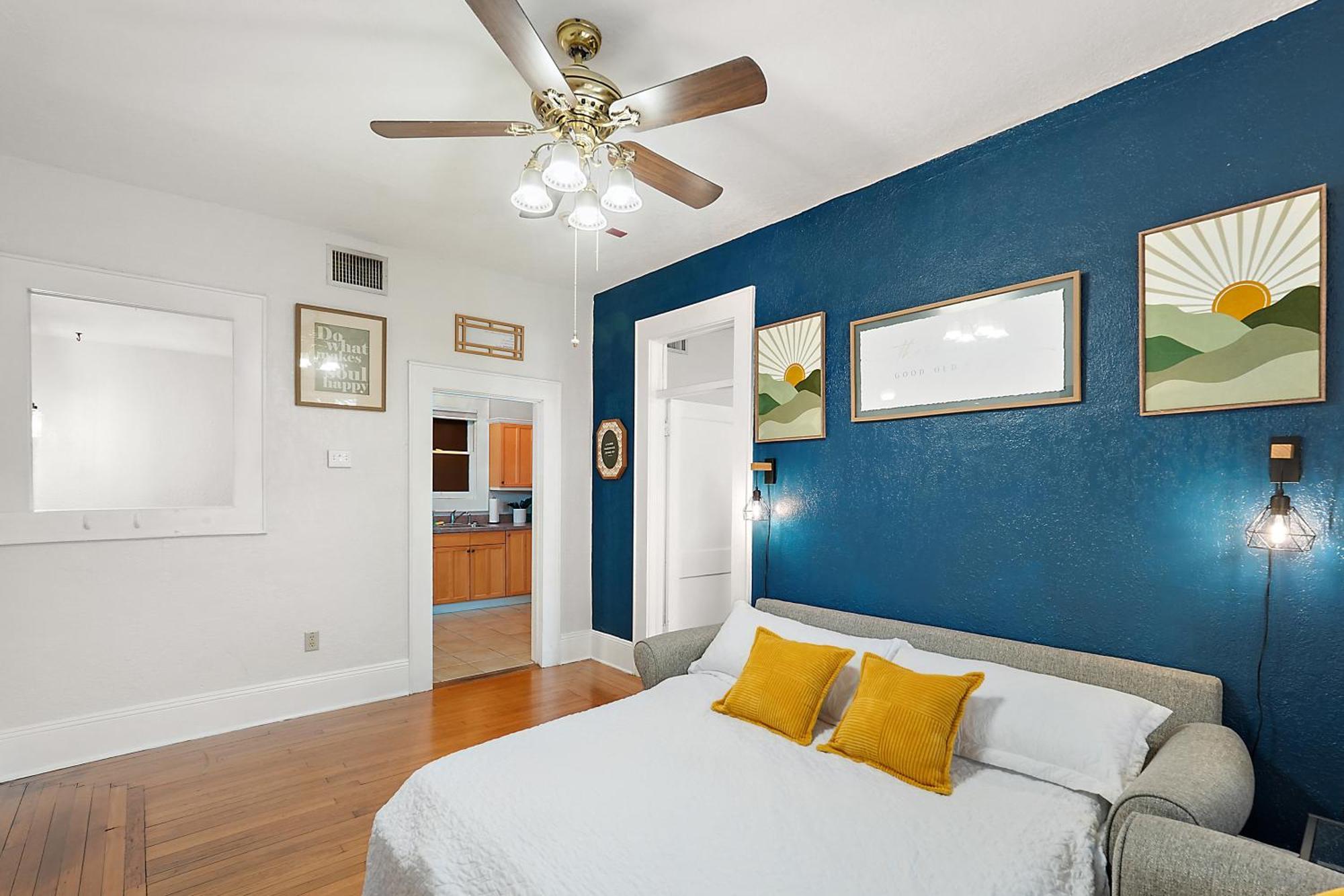 Downtown Den-king Bed~heart Of Eustis~queen Sleeper~upstairs~bright & Happy
