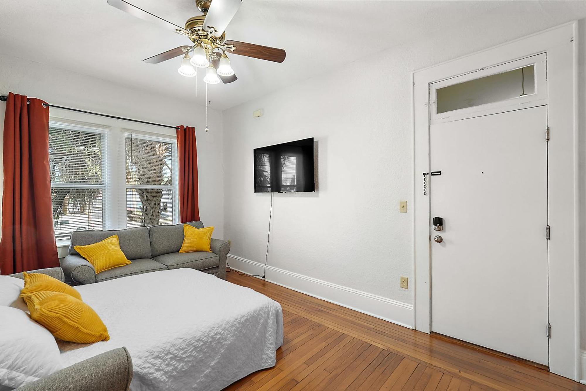 Downtown Den-king Bed~heart Of Eustis~queen Sleeper~upstairs~bright & Happy Appartement Eustis